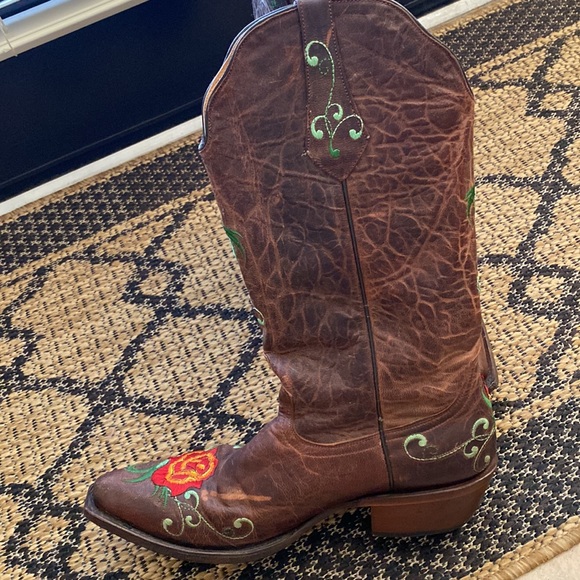 Excellence in motion wearing a fabulous Johnny Ringo boots🌺🌸🌺 - Picture 5 of 15